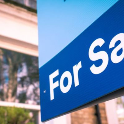 Housebuilders lower as property prices edge up but sellers lose pricing power