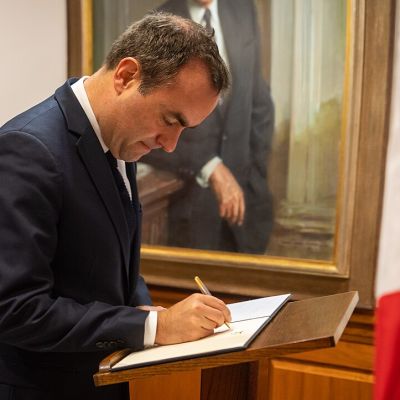 French Prime Minister Sebastien Lecornu Resigns Weeks After Appointment, Deepening Political Turmoil – EconoTimes