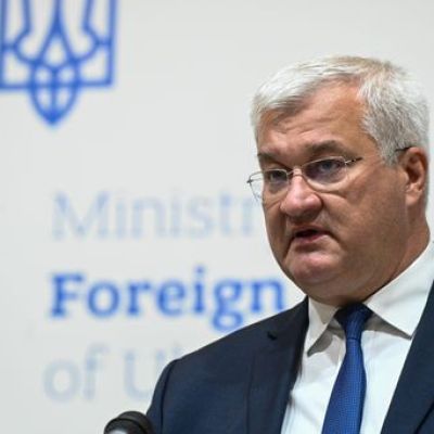 Ukraine woos Hungary over EU accession as Russian attacks continue