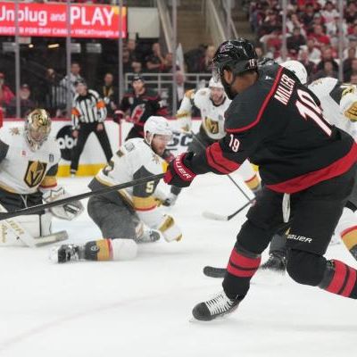 Golden Knights pull out high-scoring win in Stanley Cup Final opener