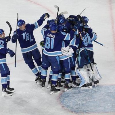 Lightning pull off historic comeback in Stadium Series game vs. Bruins