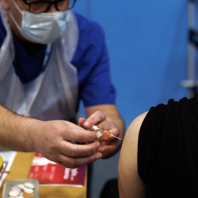 One million Year 13 pupils and those starting university to get menB jab on NHS | LBC