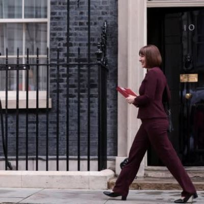 Starmer gathers new ministers for first cabinet meeting