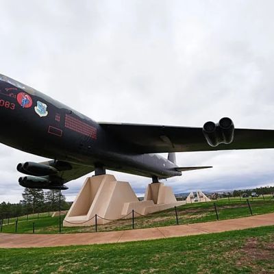 8 dead as B-52 bomber crashes at Edwards Air Force Base in California