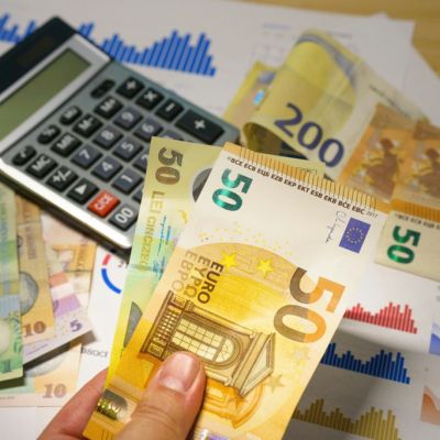 S&P a publicat ratingul de țară pentru România și amenință să ne retrogradeze la “junk” dacă “impasul guvernamental se prelungește”. Fondurile europene devin cruciale pentru economia țării