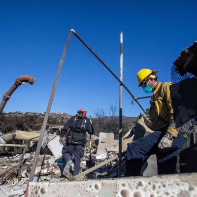 Los Angeles evacuees told to stay away from home at least another week