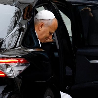 Pope visits Istanbul’s Blue Mosque