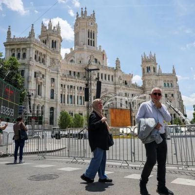 Pope urges leaders to temper divisions at start of Spain trip – AOL
