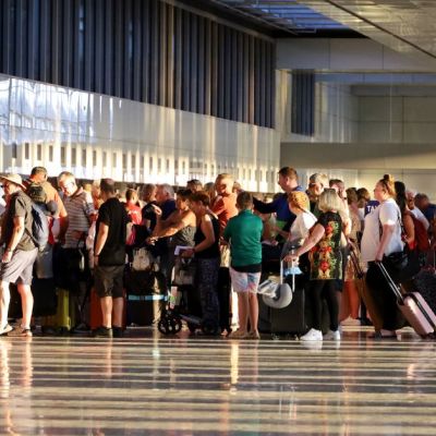 FAA to Cut 10% Capacity At 40 Major Airports Amid Controller Shortage