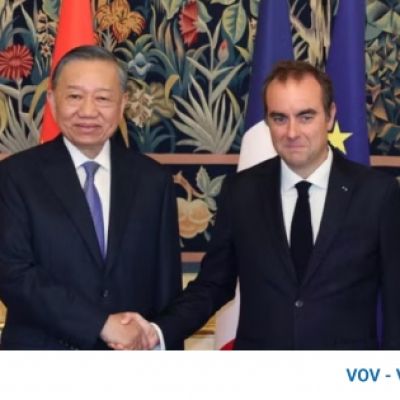 Top Vietnamese leader meets with French Prime Minister
