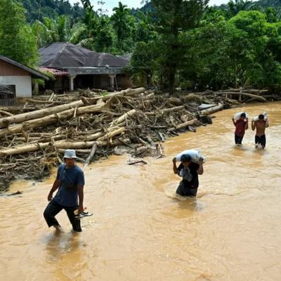 Frustration in Indonesia as flood survivors await aid