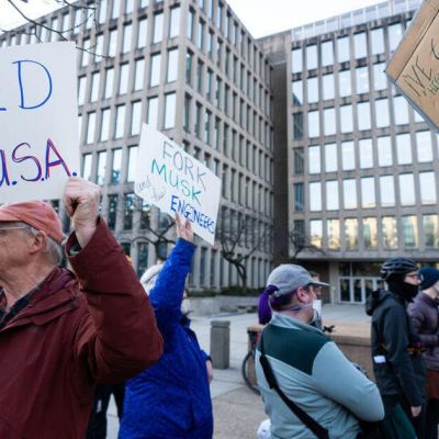 Federal workers urge congressional lawmakers to reverse job cuts