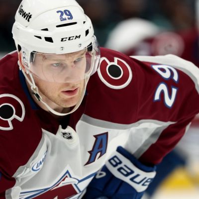 Recap: MacKinnon scores twice, Avs win third straight
