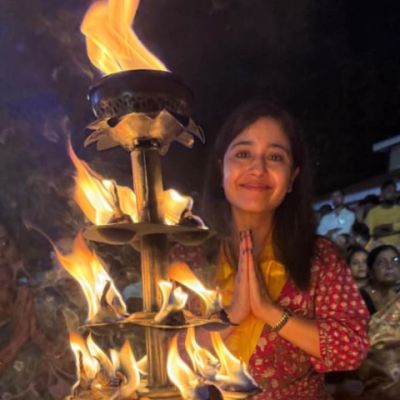 Shweta Tripathi Performs Aarti at Ganga Ghat in Benaras During the Shoot of Mirzapur: The City Keeps Calling Me Back – www.lokmattimes.com