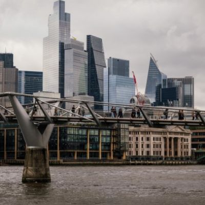 Mid-tier law firms increase bonuses for juniors working long hours