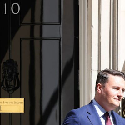 Starmer to meet Streeting as he clings to power