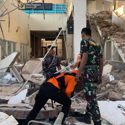 Death toll rises after after powerful 7.7 magnitude earthquake strikes Indonesia