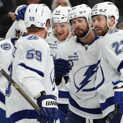 Lightning score 4 in 3rd, surge past Golden Knights