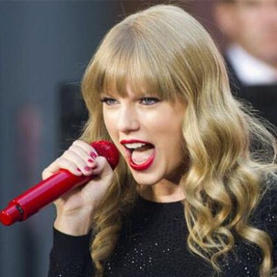 Taylor Swift sets the record straight on Super Bowl Halftime talk