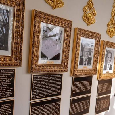 White House installs plaques mocking Obama, Biden