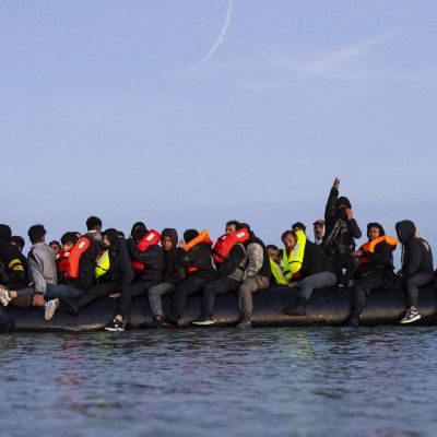Over 1,000 migrants cross Channel in one DAY despite deportation of 3rd person