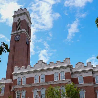 With no takers yet, White House meets with US colleges still weighing an agreement with Trump