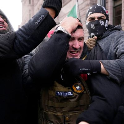 Counter protesters chase off conservative influencer during Minneapolis immigration crackdown