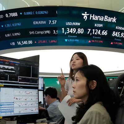Asian shares are mixed and oil prices fall after Trump says US and Iran met at the UN