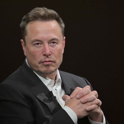 Musk on the brink of becoming the first ‘trillionaire’ in human history···Polarized views surround SpaceX after a record-setting IPO