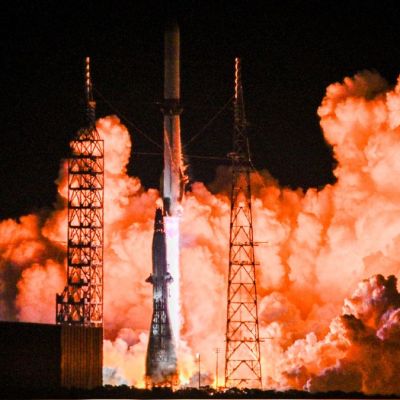 Jeff Bezos’ Blue Origin launches massive New Glenn rocket into orbit on 1st flight (video)