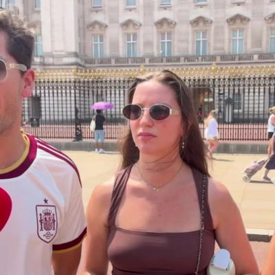 Buckingham Palace without the King? Royal tourists react