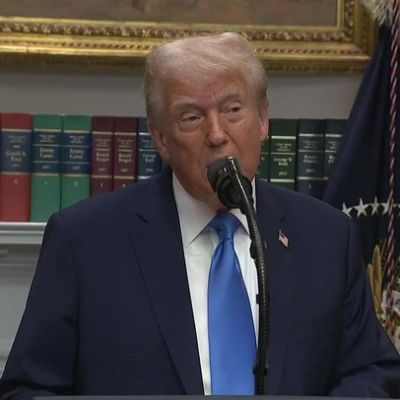 Trump struggles to pronounce acetaminophen during press conference