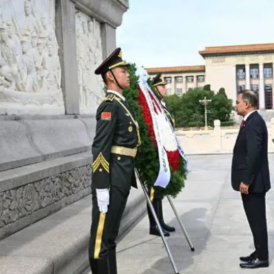 PM pays homage to Chinese heroes at Tiananmen Square