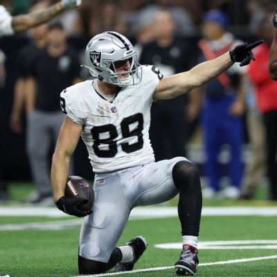 Raiders’ Brock Bowers shines in return from knee procedure