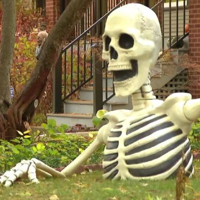 Chicago neighborhoods create safe Halloween trick-or-treat spaces amid immigration enforcement concerns