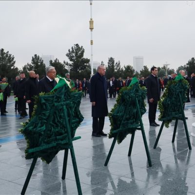 Erdogan attends wreath-laying ceremony at key monument in Turkmen capital