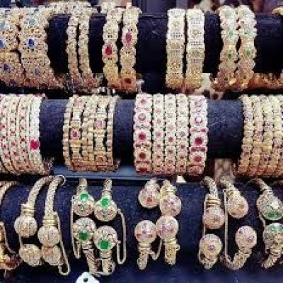 Gold edges high but per tola price remains below Rs500,000