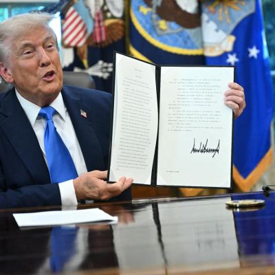 Trump raises H-1B visa fee to $100,000, introduces ‘Gold Card’ for wealthy immigrants – Türkiye Today