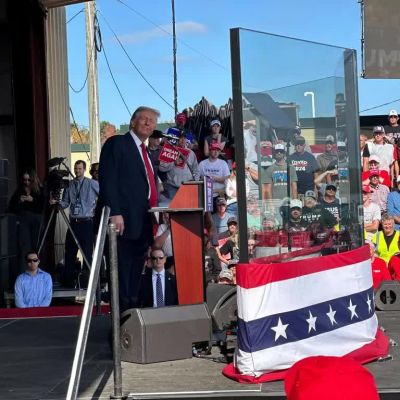 Trump rallygoers don garbage bags and safety vests after Biden comment – Washington Examiner