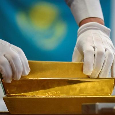 Gold prices extend record rally on US-China tensions, rate-cut bets