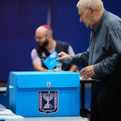 Israelis go to polls in tight race to decide Netanyahu's fate Img