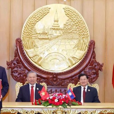 Vietnamese, Lao top leaders witness exchange of cooperation documents