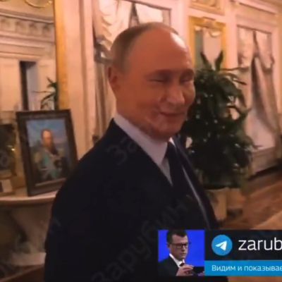 Putin gives tour of gilded Kremlin apartment with grand piano & chandeliers