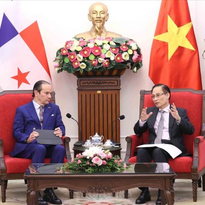 Vietnamese, Panamanian foreign ministers discuss bilateral cooperation