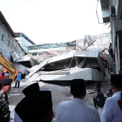 Indonesia School Building Collapse: One Dead, Several Injured; Rescue Underway for Trapped Students (Watch)