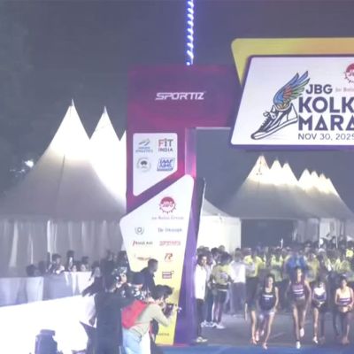 Milind Soman flags off Kolkata marathon to promote fitness in society