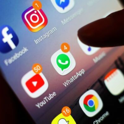 Medical leaders liken social media to tobacco as pressure grows for under-16s ban