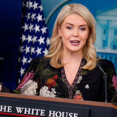 Donald Trump’s press secretary attacks BBC for being 100% fake news – ExBulletin