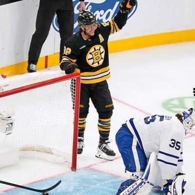 Pastrnak scores twice, hits 400-goal milestone as Bruins beat Maple…