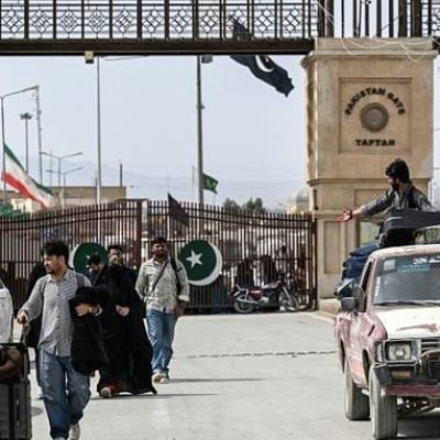 Pakistanis at remote border describe scramble to leave Iran